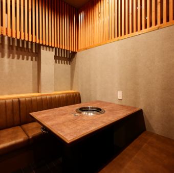 【テーブル個室（5名様×3卓）】温かな照明が灯る中、極上の焼肉が堪能できるこちらの個室は5名様までご利用可能。他のお客様と十分に距離を保ちながらお過ごしいただける完全個室でご用意しております。久しぶりに会ったお仲間と安心してお食事を楽しむならぜひ当店へお越しくださいませ。