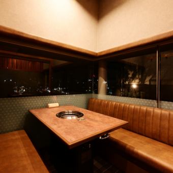 【テーブル個室（5名様×2卓、最大10名様迄）】大きな窓を備えた開放感たっぷりの個室は、5名様までご利用可能。中央にある仕切りを外すと、最大10名様までご着席いただけます。お昼は心地良い光に包まれながら、夜はしっとりとした雰囲気の中、お食事をお楽しみください。