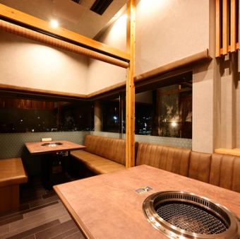 【テーブル個室（最大10名様迄）】大きな窓を備えた個室を2室繋げて10名様までの宴会ルームに♪お仲間との飲み会や、ご家族でのお集りなど、様々な場面でご利用いただけます。