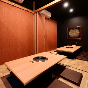 【掘りごたつ個室（4名様×2卓）】店内奥に位置する4名様でご利用可能なこちらの個室は、足を伸ばしてお寛ぎいただける掘りごたつでご用意しております。少人数でお楽しみいただけるお席なので、ご友人との飲み会やランチでのご利用にもおすすめです。JAZZが流れるお洒落な店内で、鉢屋自慢の焼肉を存分にご堪能ください！