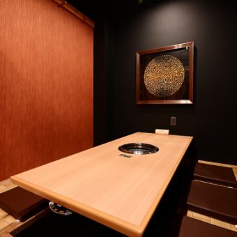 【掘りごたつ個室（6名様×2卓）】壁に掛かった絵がお洒落な雰囲気を醸し出す、6名様までご利用可能な掘りごたつ個室。「リラックスして過ごせる」と人気のお席は、普段使いだけでなくお誕生日や記念日など特別な日のご利用にもぴったりです。