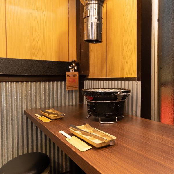 角側席の2名様専用席。カップル利用にも◎ばりとんっの焼肉で親密度アップ！