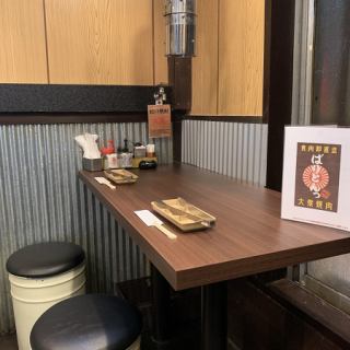 カップル利用もできる２名専用テーブル席。