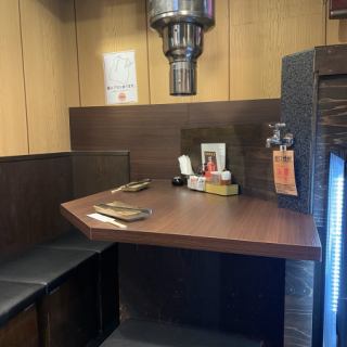 ２～４名様までご利用できるL字型テーブル席。七輪を囲った焼肉で親密度もアップ！