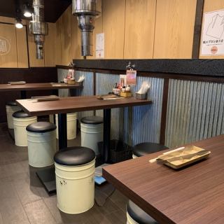 ２～4名様までご利用できるテーブル席。隣のテーブルを使えば最大8名様まで対応！