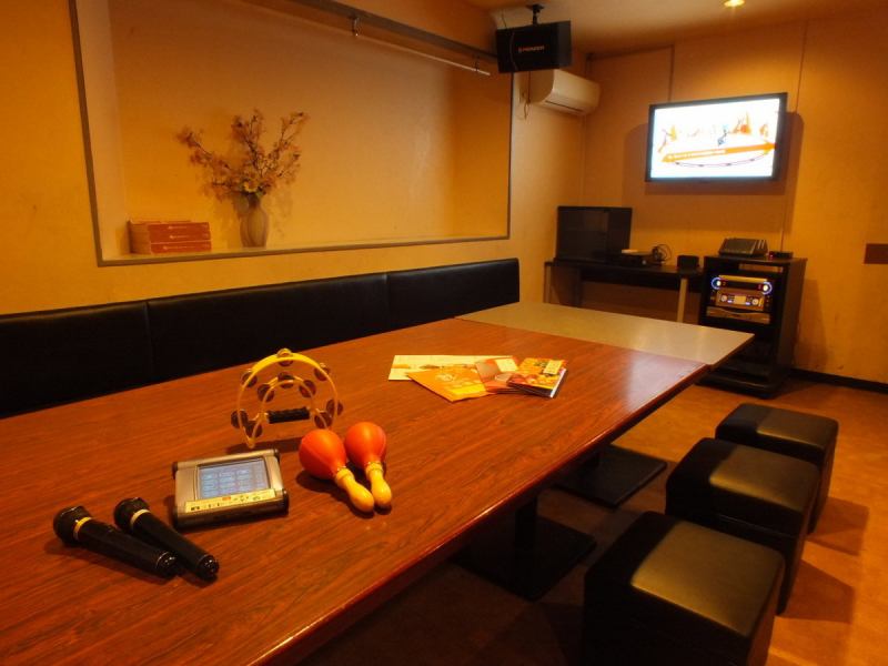 There are 7 karaoke rooms on the 2nd floor! Some rooms can accommodate up to 40 people in one room! You can of course use it for karaoke only, but you can also enjoy food and drinks ◎ You can order all-you-can-eat and drink. There are plenty of benefits for our customers, including 1 hour of karaoke service ☆