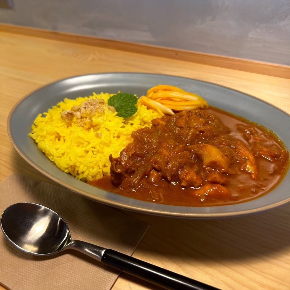 Enjoy the manager's special South Indian chicken curry and hot dogs♪