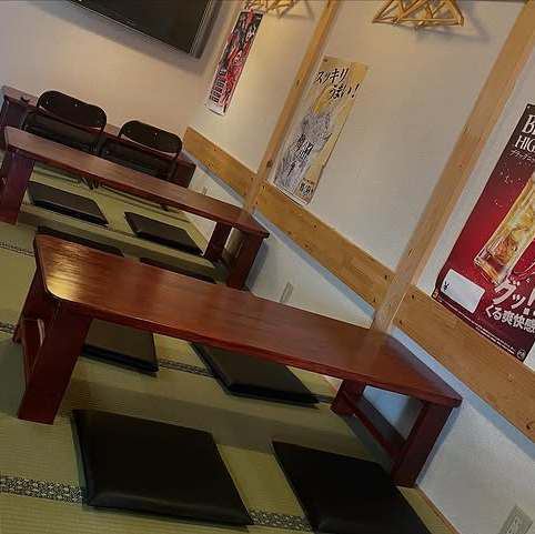 4名様でご利用いただくお座敷をご用意しています。テーブルは3つございますので、最大12名様でご利用いただくことができます。ぜひ仕事帰りに急に決まった飲み会や団体様でのご利用など様々な用途で当店にご来店ください!