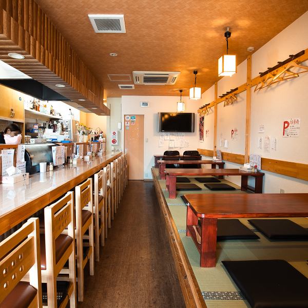 暖かみのある店内となっており、カウンター席とお座敷をご用意しています!家に帰ってきたようなリラックスできる空間と接客を徹底しています。ご家族でのお食事や、大切な人との記念日やお祝いに当店をご利用ください!真心込めて作った自家製のお料理でお客様をおもてなし致します。