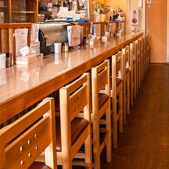 カウンター席は全部で10席、ご用意しています。お仕事帰りに一人でサクッと飲みたくなった際にも気楽にご利用いただくことができます。またデートでのご利用もおすすめとなっています。お席の間隔が近いため2人の心の距離を近づけること間違いなし！