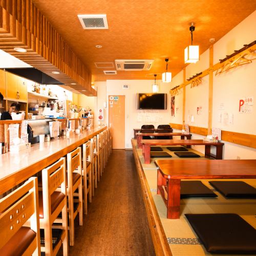 オレンジの灯りに包まれる、心安らぐ店内