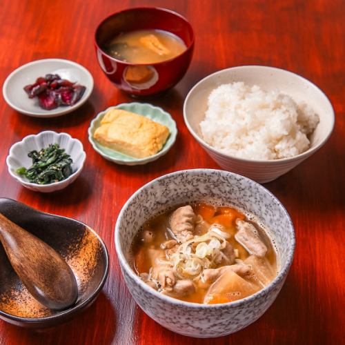 選べる小鉢で自分だけの定食が作ることができる◎