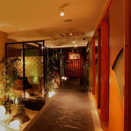 可以感受到日式氛围的餐厅内部，将为您提供轻松的用餐体验。可容纳2人至40人的包房