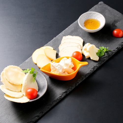 Assortment of 5 kinds of cheese