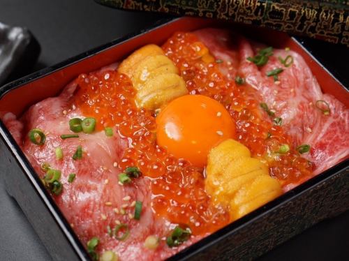 大理石纹烤重米饭配深红色鸡蛋、海胆和鲑鱼子