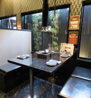 Since it is a box seat in a semi-private room, you can enjoy your meal as a couple seat for couples.