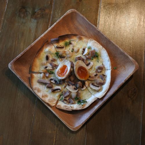 Bismarck pizza with platinum pork ham and mushrooms
