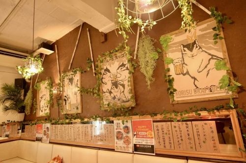 <p>The interior of the store has a squirrel interior and cute noren curtains that match the store&#39;s name, ``Taiwan Sakaba Korisu&#39;&#39;, creating a cozy atmosphere. It can be used for a wide range of occasions, from drinking parties with friends to large banquets. Please ◎ We are waiting for you with delicious food and alcohol ♪</p>