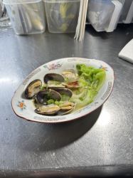 蒸蛤蜊和生菜