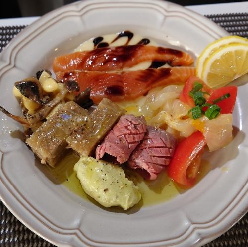 Enjoy delicious food and drinks from Hokkaido and Okinawa.