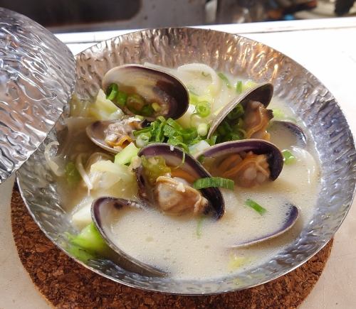 Hokkaido clams and cabbage steamed in sake