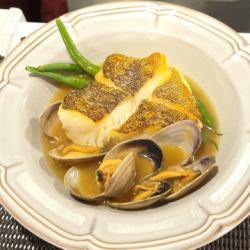 鮮魚とアサリのコンソメ煮込み