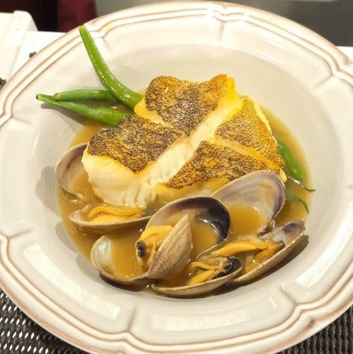 鮮魚とアサリのコンソメ煮込み