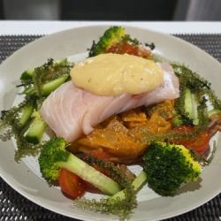 红鲷鱼配时令蔬菜，佐以番茄酱炖煮