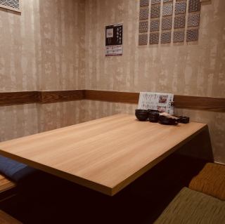 horigotatsu 桌子座位之間有一個空間，這也是預防冠狀病毒等傳染病的措施。