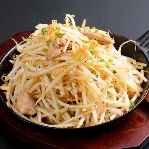 Stir-fried large black pepper bean sprouts