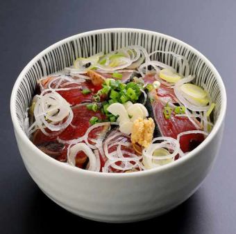 Rice bowl with straw-grilled bonito and green onions