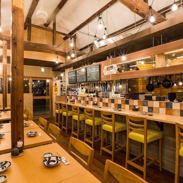 【テーブル席】店内には、落ち着いた雰囲気のテーブル席もございます。会社宴会や接待、ご家族連れなど、幅広いシーンでご利用いただけます。席配置のご要望や人数については、お気軽にお問い合わせください。