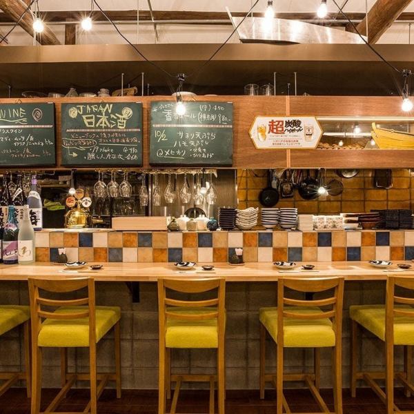 【カウンター席】活気あふれる調理場を目の前に臨むカウンター席は、職人の華麗な技を間近で見られる特等席。新鮮な魚を捌く音や、お料理が出来上がっていく過程を五感で楽しめます。お一人様や、大切な方とのデートにも最適です。