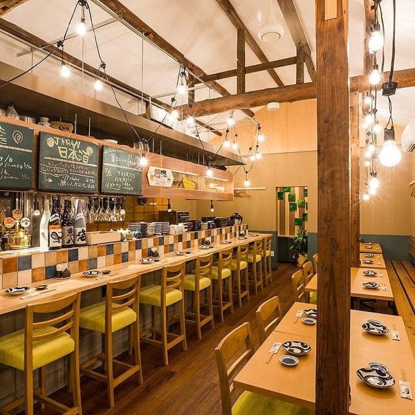 大人数でのご宴会時には、テーブルとカウンター席をまるっと全部使用し、店内を貸切でご利用いただけます。大小様々な人数に対応できる、使い勝手抜群の空間です。貸切をご希望のお客様は「貸切コース」でぜひご予約ください！各種宴会や同窓会、打ち上げなど、皆様のご利用お待ちしております◎