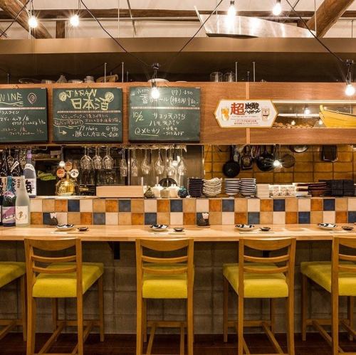 調理風景を間近で見られる臨場感あふれるカウンター席は、お1人様からご利用が可能です。新鮮な魚を捌く姿を楽しみながら、焼き立ての料理をすぐに味わえる特等席。デートや少人数でのサク飲みにも最適です。