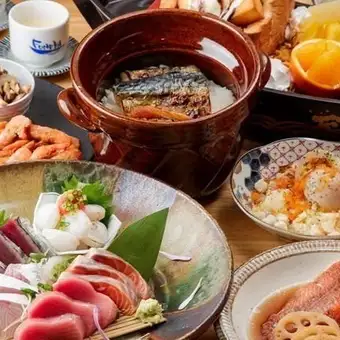 ≪2小时畅饮≫ 保证满意！我们最受欢迎的“¥6,500套餐”包括炭烤肥美鲭鱼、砂锅饭、船形甜点拼盘等等。