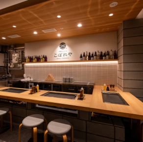 You can casually enjoy monjayaki and okonomiyaki at the counter seats.