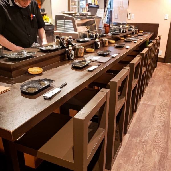 カウンターのみの店内♪