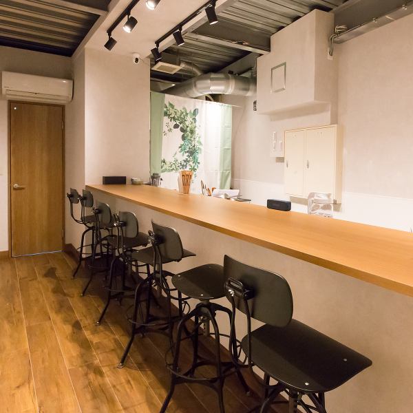 カウンター席が魅力のお店は、訪れる人々に静かな安らぎを提供します。内装はシンプルながらも洗練されており、心地よい照明が心を和ませます。お客様からは温かいサービスを受けられる点で好評いただいています。。何度でも訪れたくなるような、心に残るひとときを提供するお店です◎