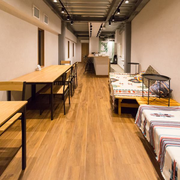 女子会におすすめのテーブル席が魅力です。友人たちと集まれば、自然と笑顔が溢れ、会話が弾むこと間違いなし。シンプルでスタイリッシュな内装は、落ち着いた雰囲気を醸し出し、リラックスして過ごせる空間を提供します◎夜営業をしているところもうれしいポイント♪