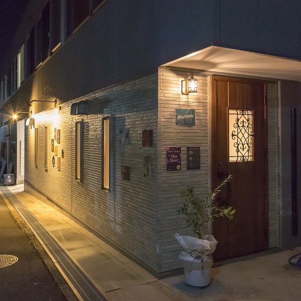 東向日駅から徒歩4分というアクセスの良さが魅力のお店です。友人との楽しい女子会を開くのにぴったりなテーブル席が用意されており、落ち着いた雰囲気の中でおしゃべりを楽しむことができます。ぜひお気軽にご来店ください。スタッフ一同お待ちしております。