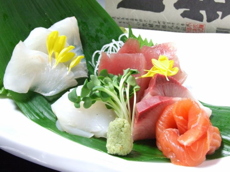 [Famous station Sug] Freshly picked fresh fish! Sashimi assortment (3 kinds 1280 yen) available