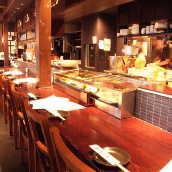 [1st floor] There is an open kitchen in front of you and it's lively! We welcome one person to visit us ♪