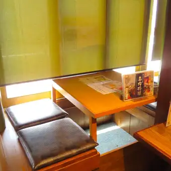 [1F] In the summer, these seats are comfortable with a tea house-style sunken hearth, and in the winter, they become warm and cozy with a heated table (kotatsu), making them very popular!