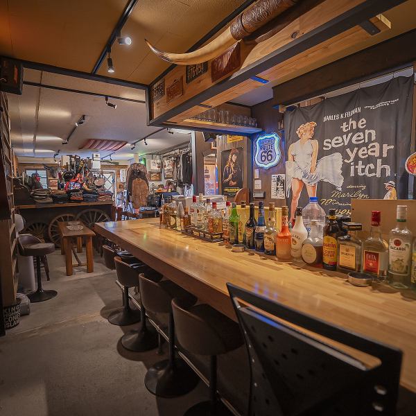 リニューアルした際にオーナーの知人職人が丹精込めて作り上げた手作りの木製テーブルと椅子を導入しました♪暖色の照明が優しく照らす暗めの店内は、音楽を愛する大人のための隠れ家。こだわりのインテリアに囲まれながら、心地よい音色に身を委ねる贅沢な時間をお過ごしください。