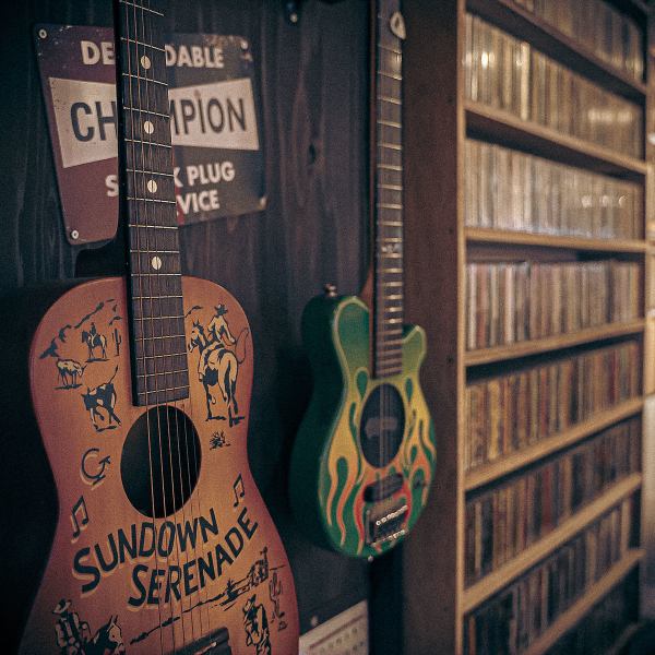 創業50年の歴史を感じさせるビンテージな雰囲気に、職人技が光る一点物の木製家具が調和しています◎木の質感を肌で感じられる椅子に腰掛ければ、まるでお気に入りの書斎にいるような安心感。暗めの照明が落ち着いた夜を演出し、音楽を聴きながらゆったりとお酒を嗜むのに最適な空間です。