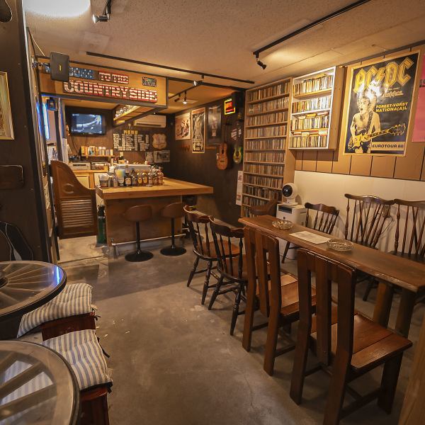 木の温もり溢れる店内にはモニターを完備しており、スポーツ観戦も楽しめます♪暗めに設定されたライティングが、周囲を気にせず没頭できる空間を演出♪趣味の話に花を咲かせるには最適◎話しやすい店主がお出迎えしてくれます!お一人様でも立ち寄りやすいお店です★お気軽にお越しください!