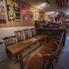 8人テーブルは、仲間とロックを語り、笑い合いながら過ごせる心地よい集まりの場。好きな曲が流れれば自然と会話が弾み、思い出話や音楽談義も尽きません。広めのテーブルで料理もシェアしやすく、ワイワイ楽しむ時間にぴったり。グループで盛り上がりたい夜に、音と会話が重なる特別な席です☆