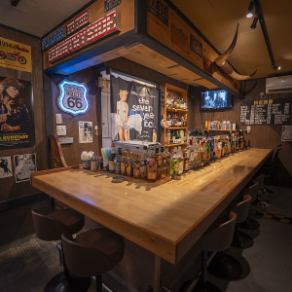 カウンター席は、ロックが流れる中で自然と会話が生まれる特別な場所。音の好みを語ったり、好きなバンドの話で盛り上がったりと、ふとしたきっかけで心の距離が縮まります。スタッフとのやり取りも心地よく、初めてでも気負わず過ごせる空間。音と人がつながる、そんな温かい時間が楽しめます♪