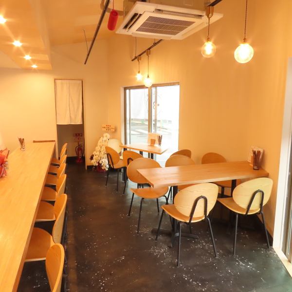 【仕事帰りのサクッと食事＆軽く一杯飲みたいときにも◎】お一人様からでもご利用いただけやすいお席です。ふらっとお立ち寄りいただき、ちょい飲みや待ち合わせ前の一杯などに◎昼のみも大歓迎ですのでお気軽にお越しください。